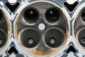 Few fire marks, hardly any oil coal, and narrow valve seats provide a high compression without loss of performance. The small individual cylinder capacity of the four-cylinder engine favours a clean combustion. Credit: Bilski