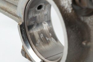Washouts in the connecting rod bearing shells. Credit: Bilski