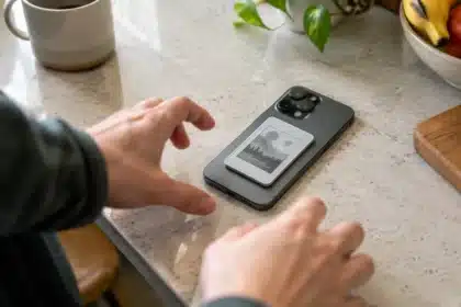 Compact e-reader attaches to phone to curb doomscrolling