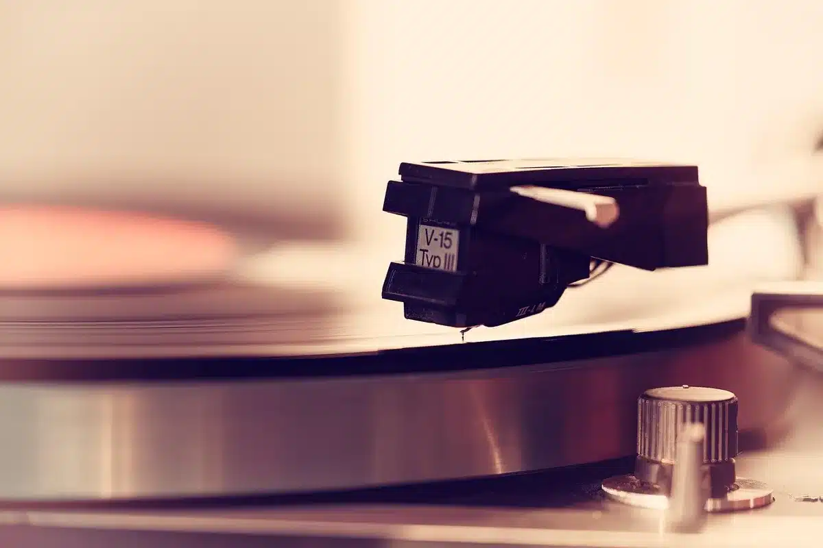 Old jukebox and vinyl records evoking 1940s popular music